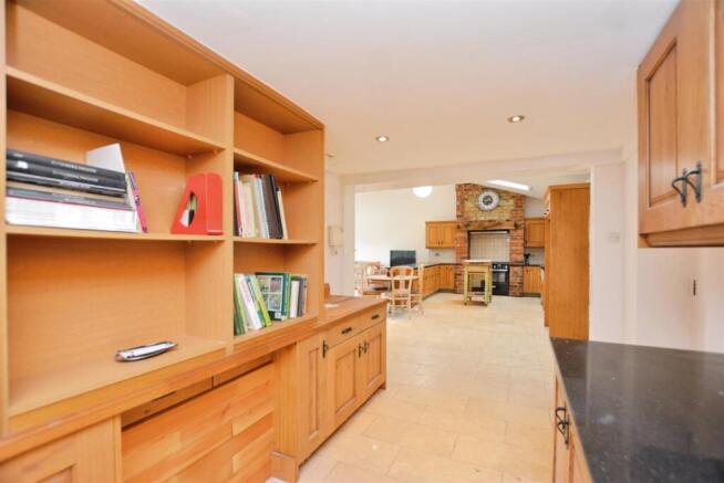 4 bed Detached for sale Image 8