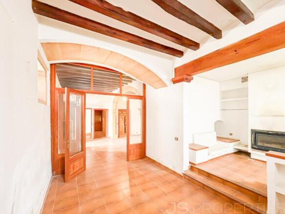 Property with great traditional charm in Pollensa, perfect for renovation and transformation into an elegant manor house with its own unique character.