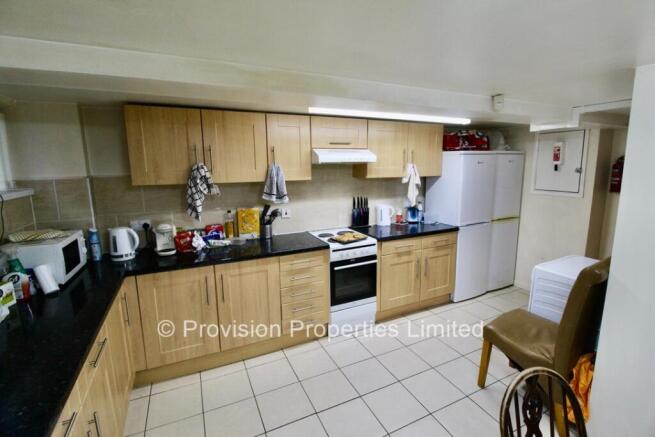 8 bed Semi-Detached to rent Image 9