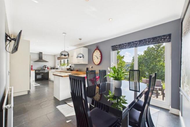 5 bed Detached for sale Image 11