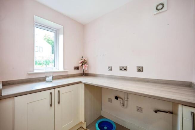 4 bed House to rent Image 11