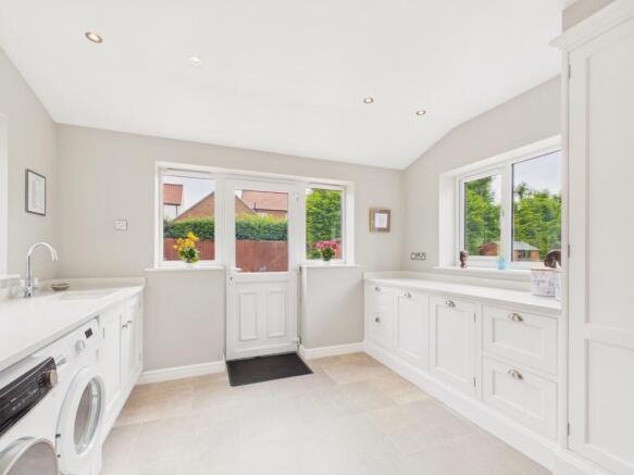 5 bed Detached for sale Image 10