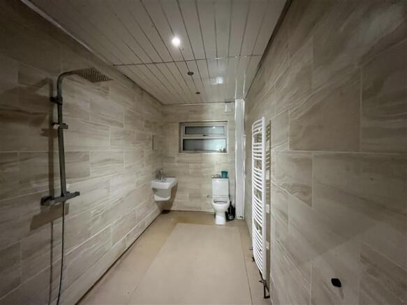 6 bed Detached for sale Image 8