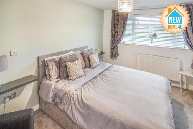 MAIN BEDROOM: