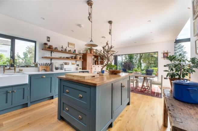 4 bed Detached for sale Image 11
