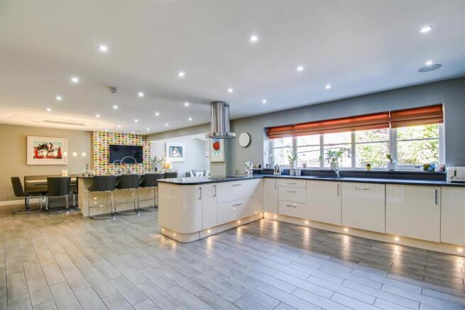 5 bed Detached for sale Image 5