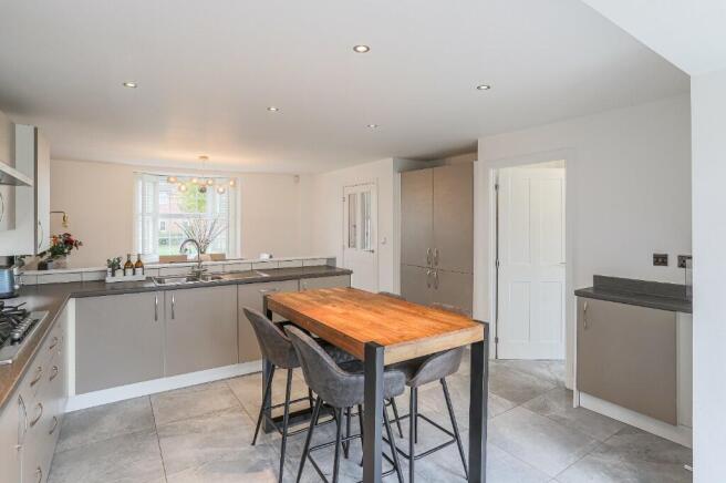 5 bed Detached for sale Image 5