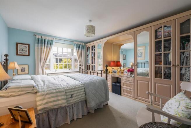 4 bed House for sale Image 8