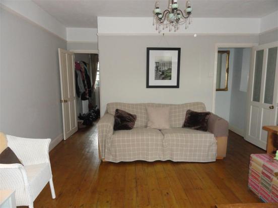 ADDITIONAL PHOTO OF LOUNGE