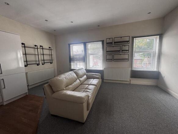 2 bed Flat to rent Image 3
