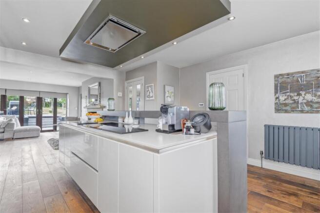 4 bed Detached for sale Image 7
