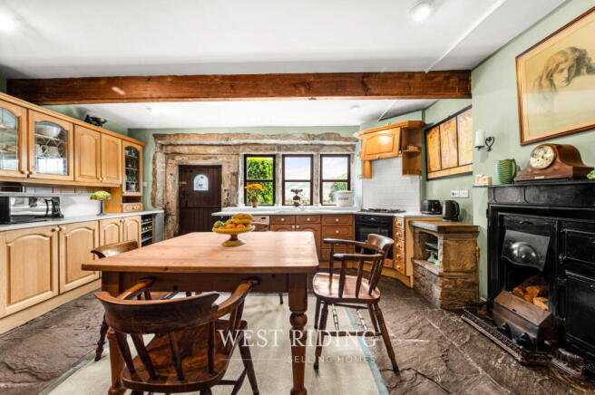 5 bed Detached for sale Image 8