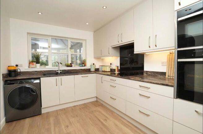 4 bed Detached for sale Image 11