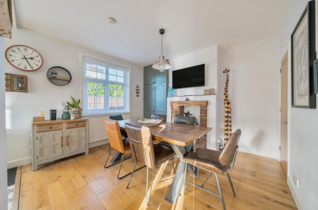 1396317-9-695d2d9...