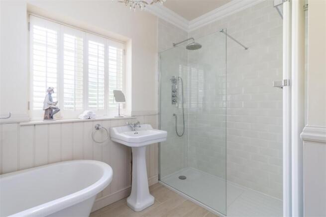 FIRST FLOOR BATHROOM