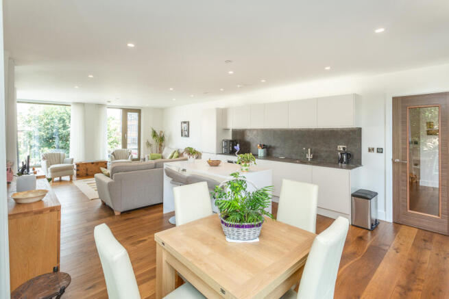 3 bed Apartment for sale Image 8