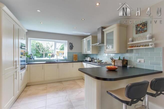 KITCHEN / BREAKFAST ROOM: