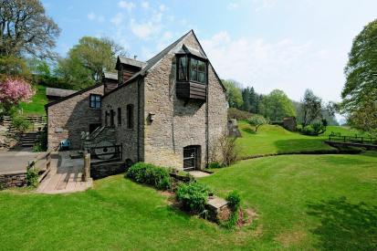 Detached Character Property with Annexe