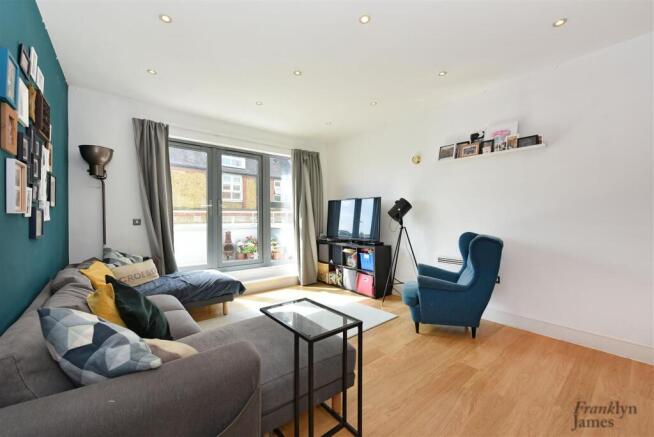 Flat 13, 100 Salmon Lane (11).JPG