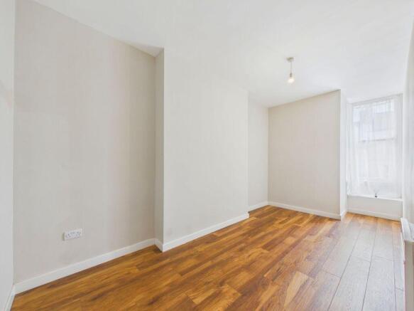 2 bed Flat for sale Image 6