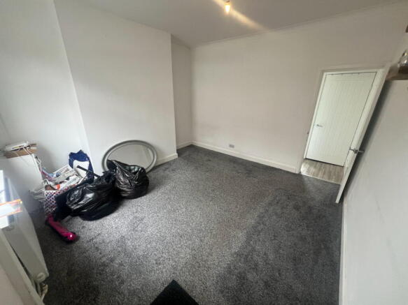 3 bed Terraced to rent Image 2