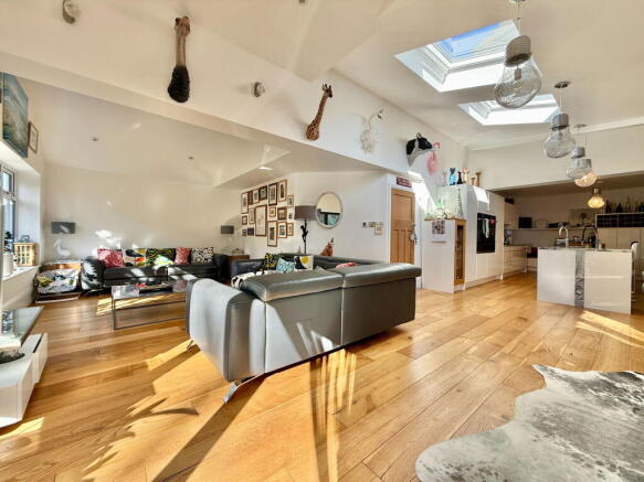 5 bed Detached for sale Image 12