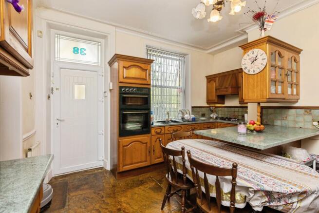 5 bed Semi-Detached for sale Image 7