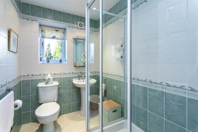 EN-SUITE BATHROOM.jpg