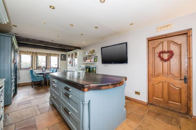 8 bed Detached for sale Image 9
