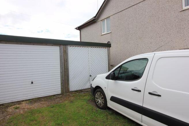 garage to right
