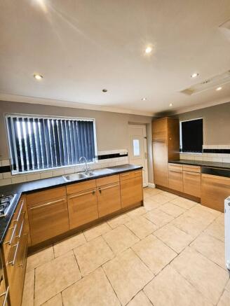 3 bed Semi-Detached to rent Image 6