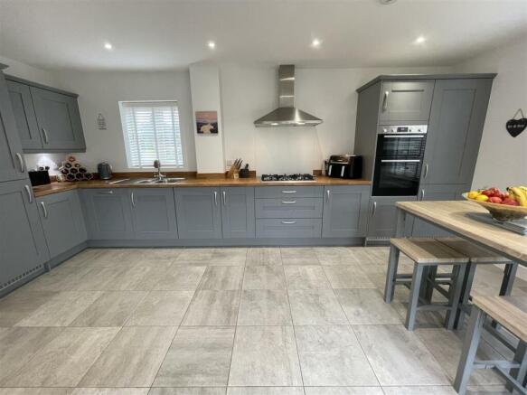 Kitchen (3).jpg
