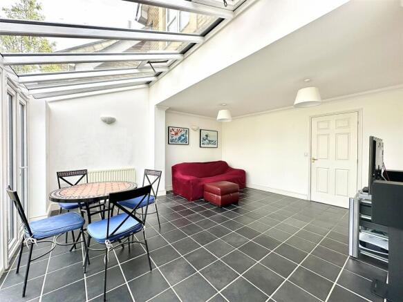 Lounge/Dining