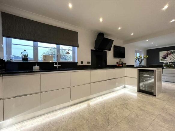 KITCHEN / DINING