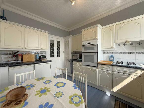 2 bed Flat for sale Image 7