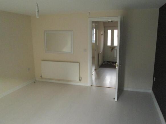 4 bed Semi-Detached to rent Image 4