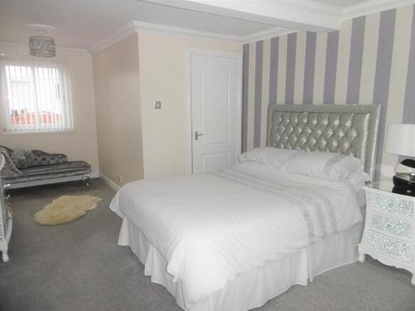 Master Bedroom (en suite)