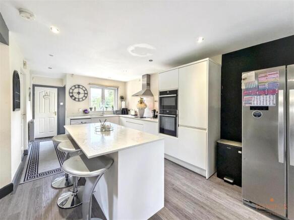 4 bed Detached for sale Image 4