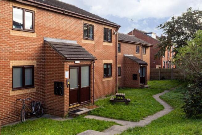 3 bed Flat to rent Image 8