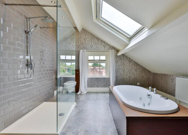 6 bed Detached for sale Image 5
