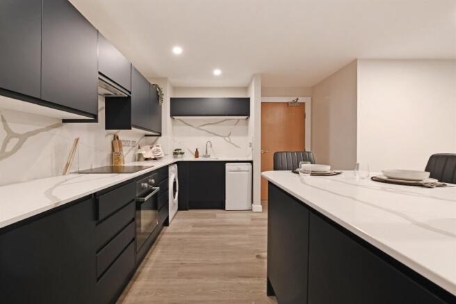 4 bed Apartment to rent Image 12