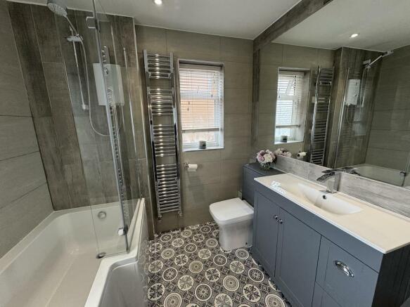 17 - Bathroom (1).jpg
