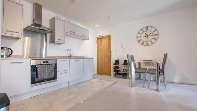 2 bed Apartment to rent Image 12