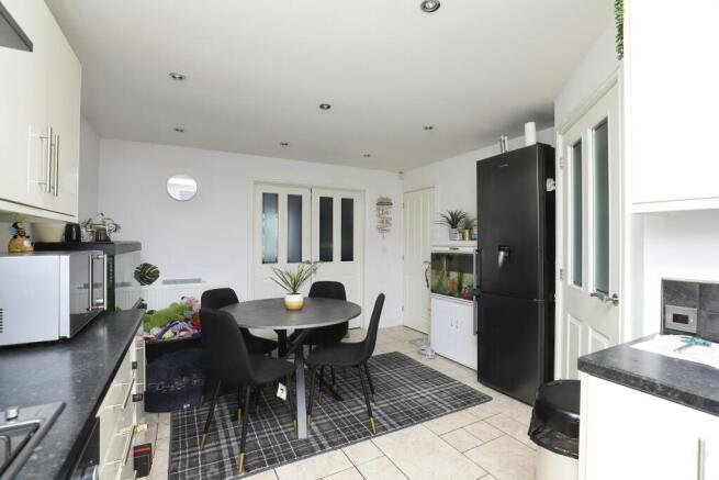 3 bed House to rent Image 4