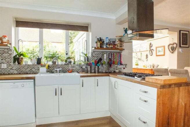 KITCHEN/DINING ROOM