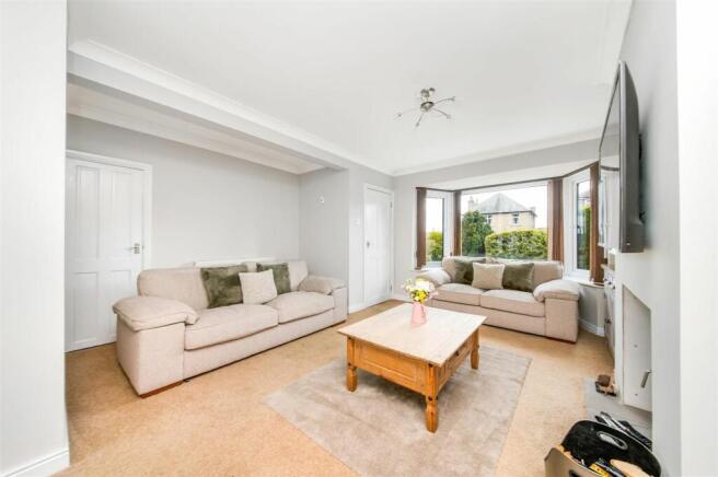 OPEN-PLAN LIVING DINING ROOM