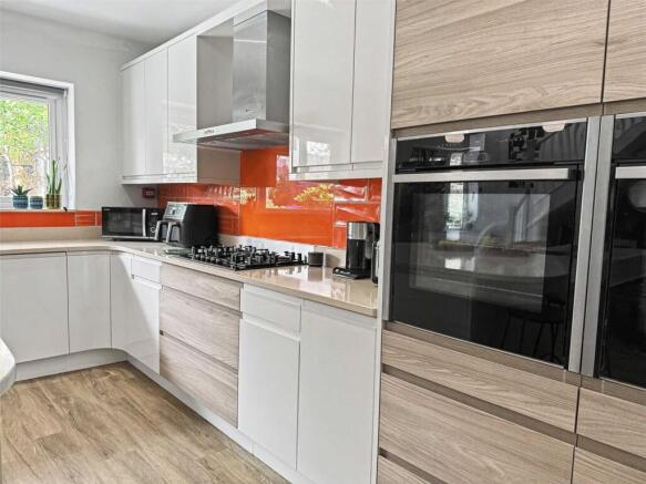 7 bed Detached for sale Image 5