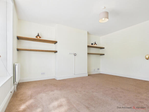 4 bed House to rent Image 8