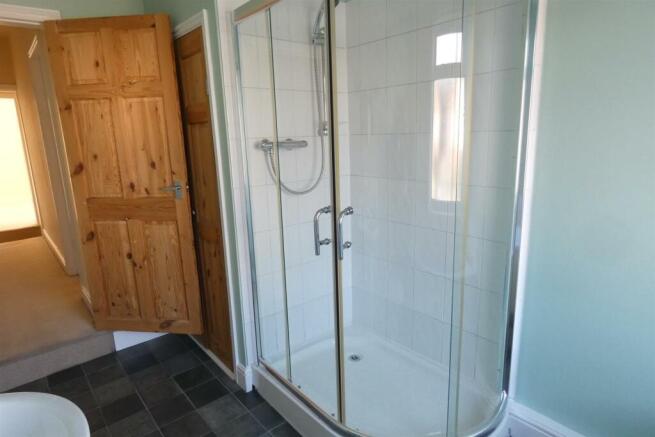 SPACIOUS BATHROOM