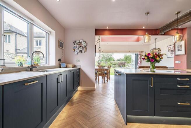 4 bed Detached for sale Image 5